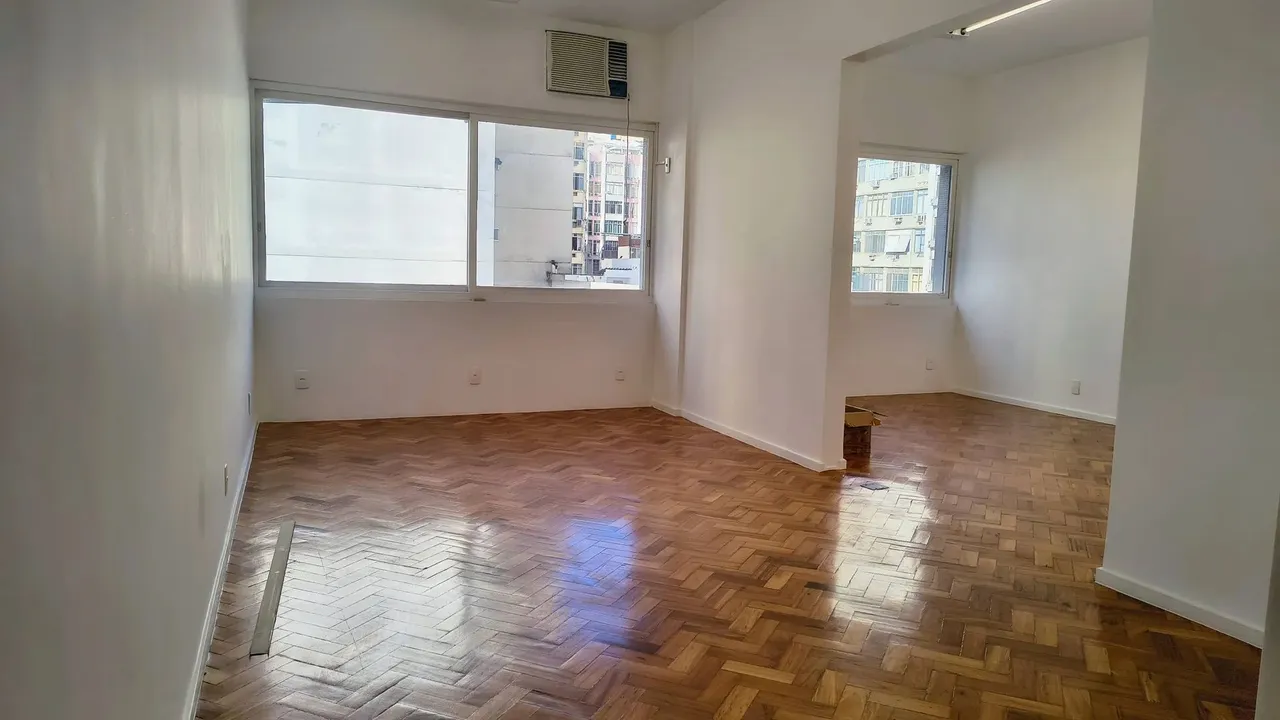 Sala comercial com 50m2, copa, banheiro e 1 vaga de garagem em Copacabana/RJ
