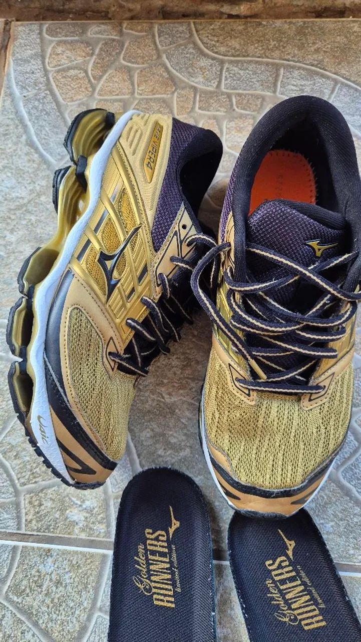 Mizuno Wave Golden Runners - Edição Limitada - Calçados - Cruzeiro