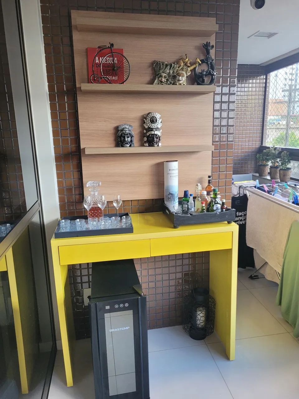 Aparador e painel com prateleiras