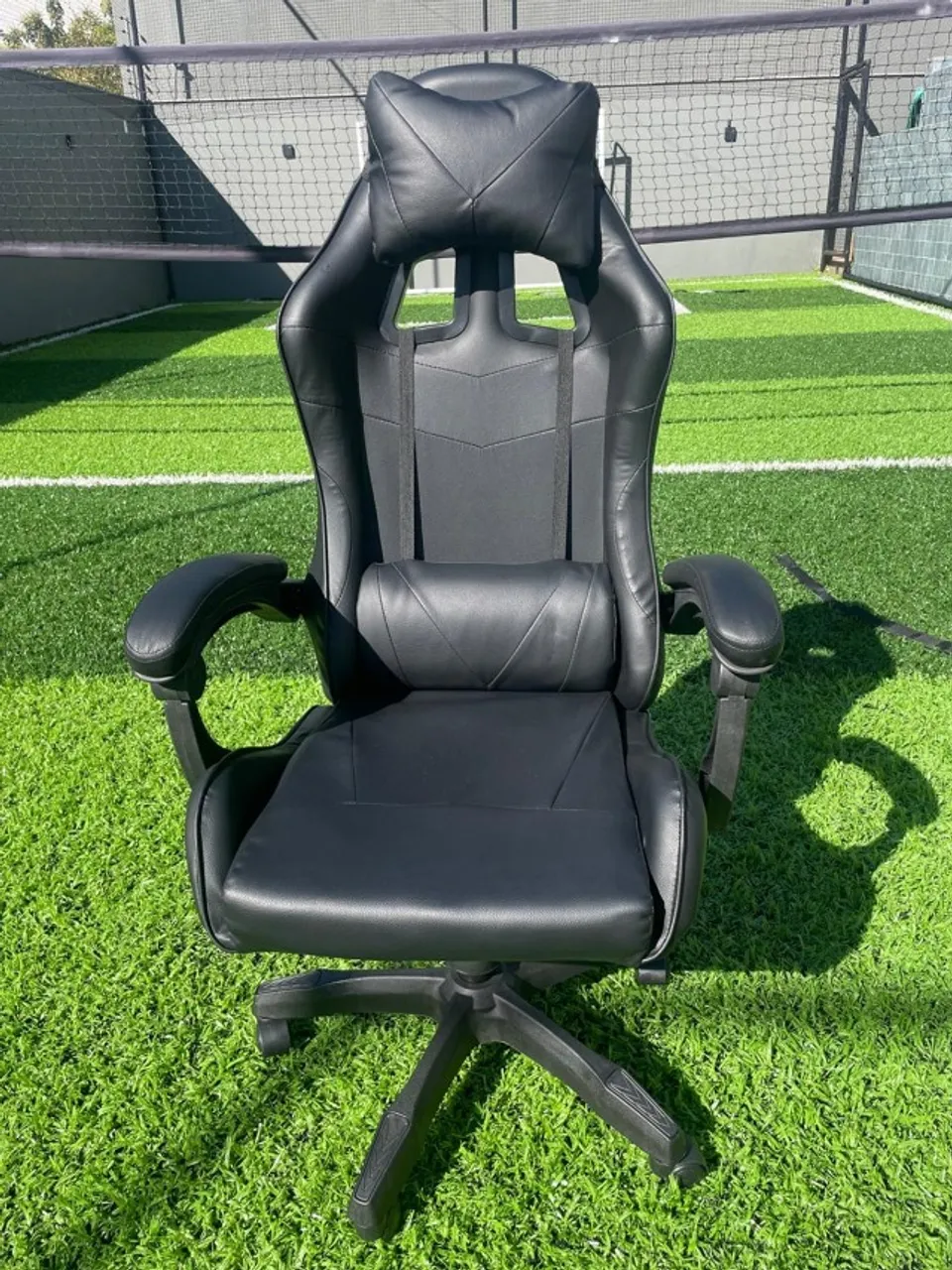 Cadeira De Escritório Gamer Preto ( NOVO )nunca usado Estofamento Couro Sintético.