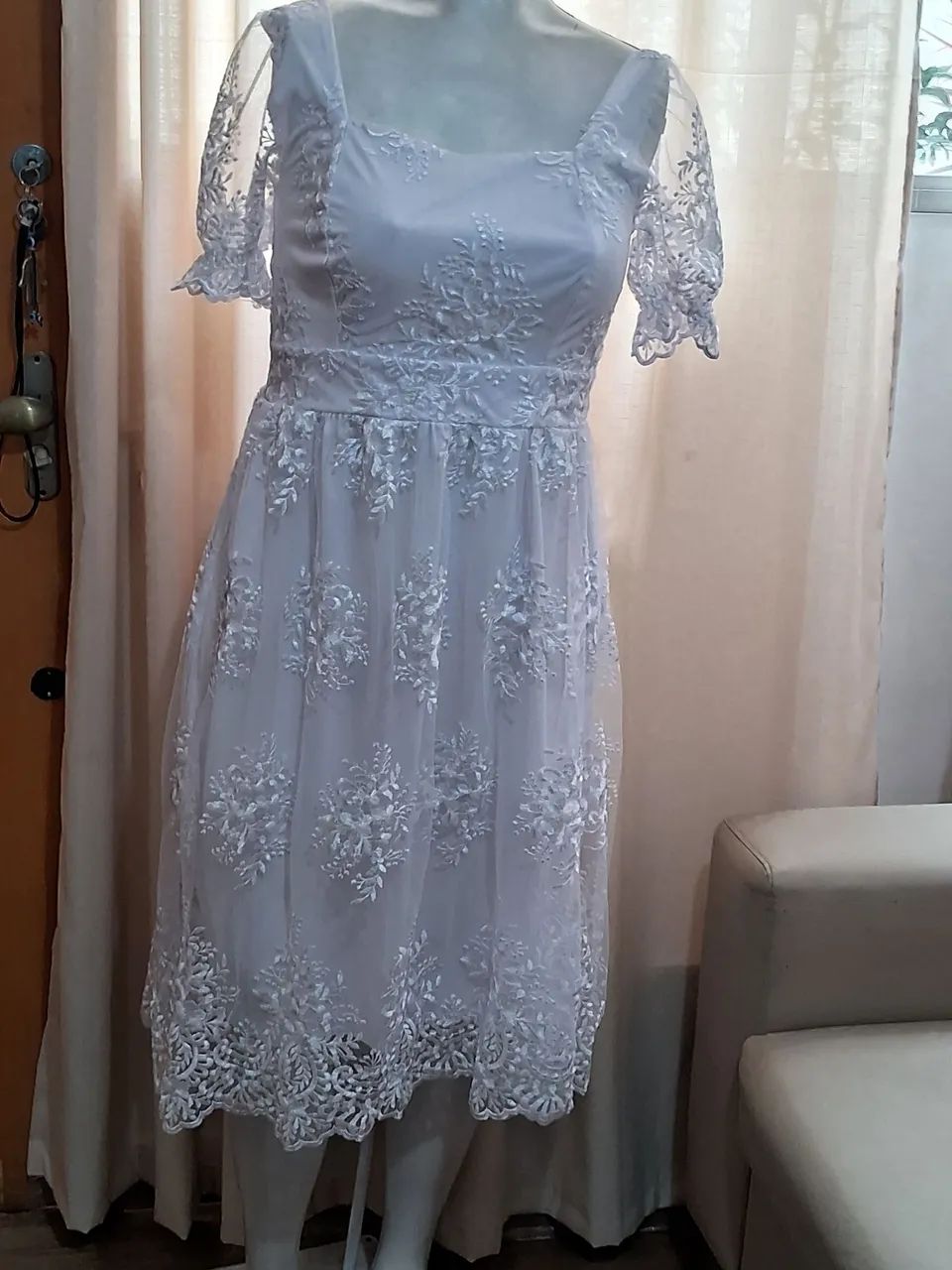 Vestido branco rendado com mangas bufantes