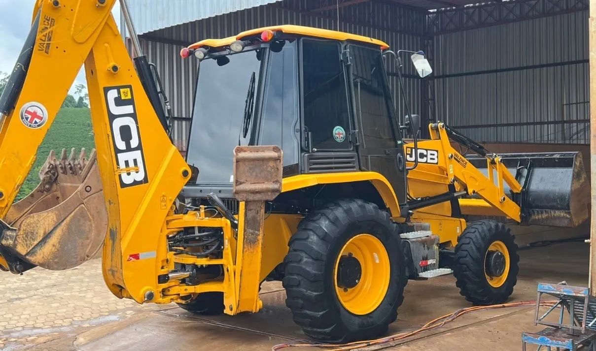 Retroescavadeira JCB 3CX ano 2023, 4x4, com 1000 horas e ar condicionado, no ES - Foto 2
