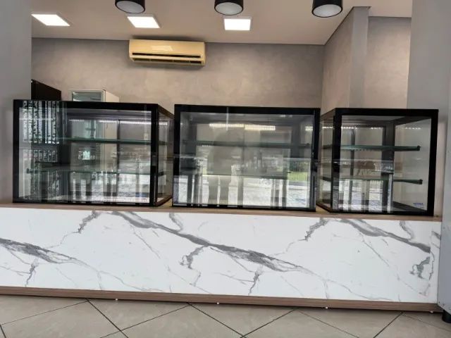 Conjunto de vitrine quente fria e neutra para cafe ou padaria semi nova