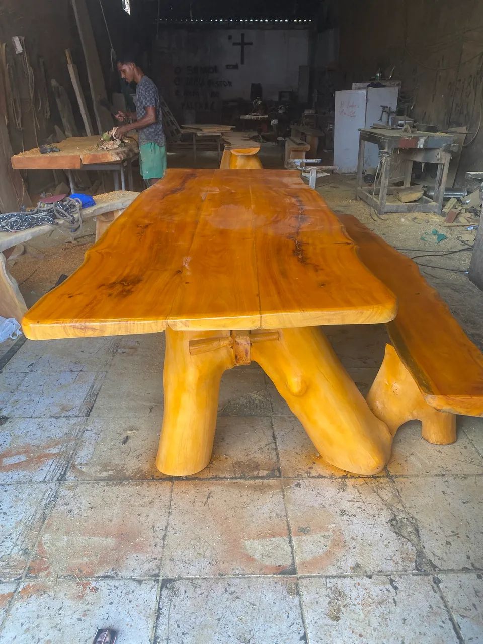 Mesa rústica de madeira