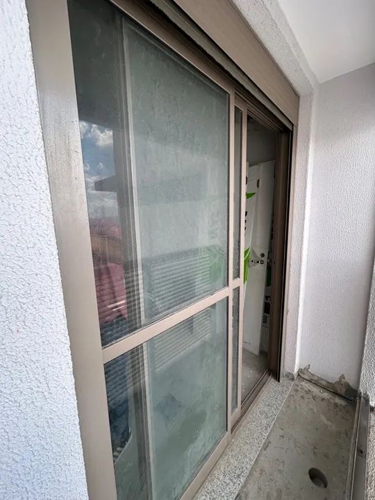 Porta balcão com veneziana integrada