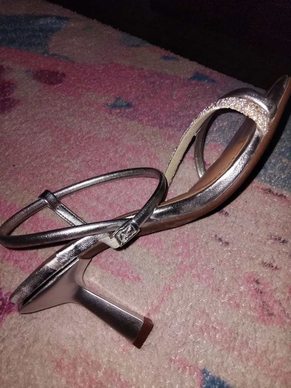 Sandália Prateada com Detalhes em Strass