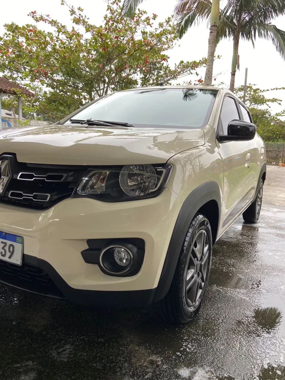 Kwid Intense 2018 - bege - ótimo estado 