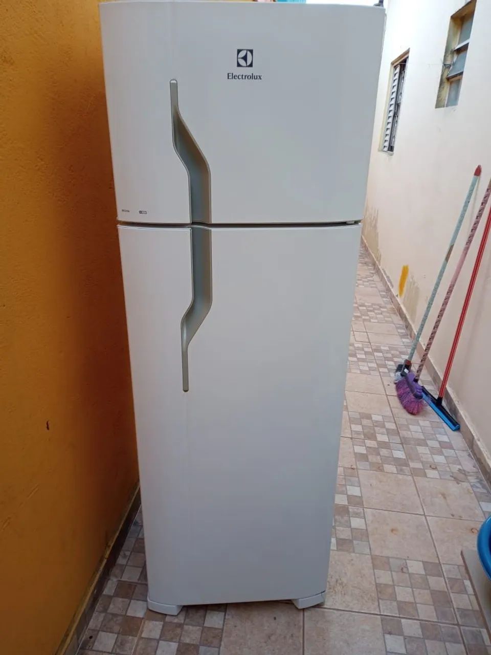 Geladeira Electrolux  funciona tudo certinho  faso 1300