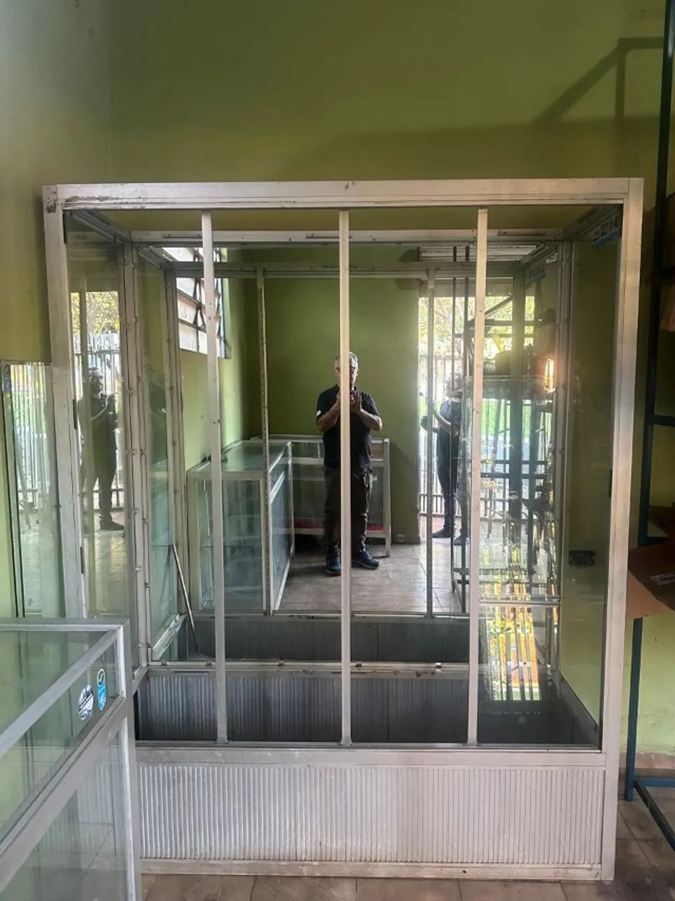 ARMÁRIO VITRINE SEMINOVO - Foto 2