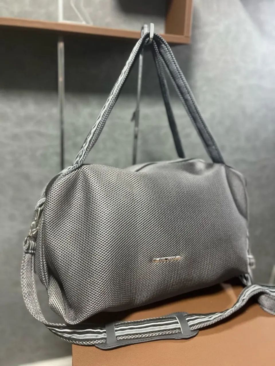 Bolsa de ombro azul com alça listrada - Foto 4