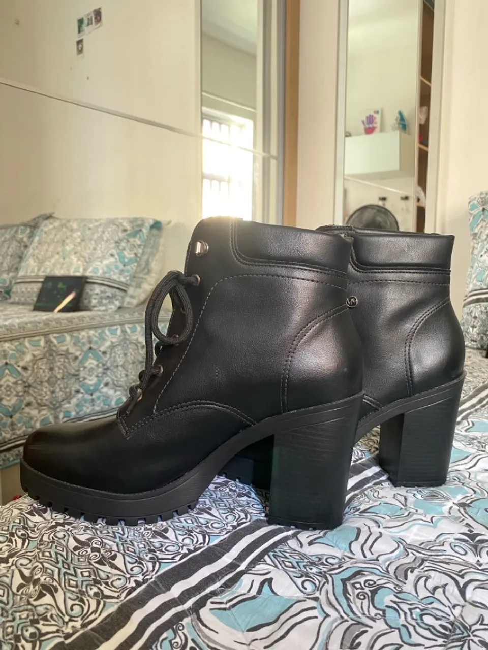 Bota com salto, cano alto