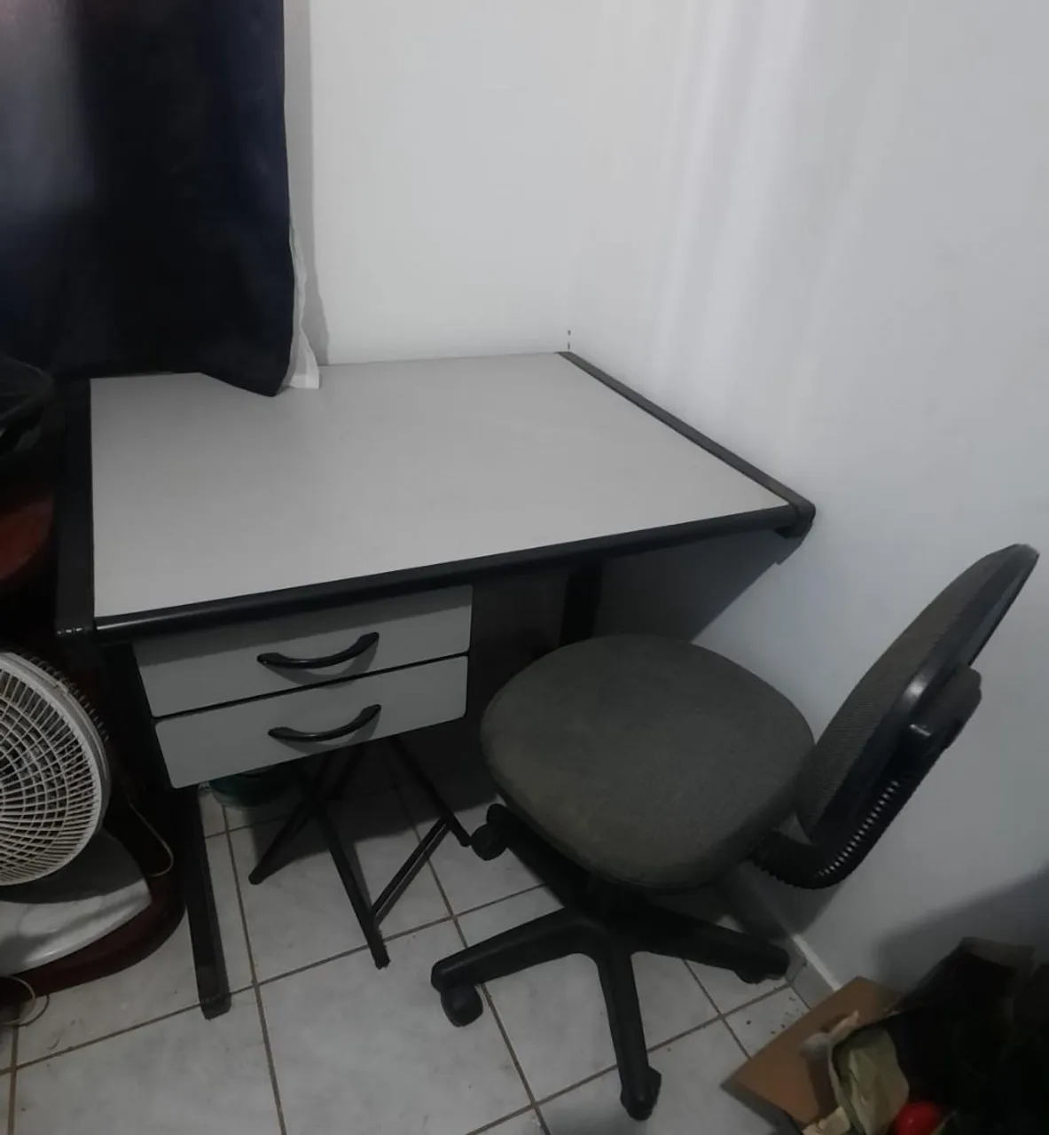 Mesa de escritório com gavetas e cadeira
