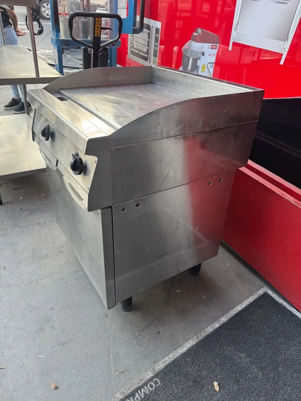 VENDO UMA CHAPA A GÁS MACOM COM A BASE - Foto 2