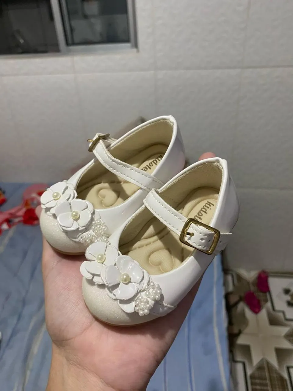 Sapatilhas brancas com flores para bebê