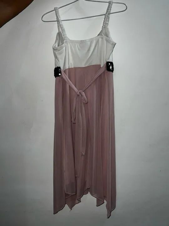 Vestido branco e rosa com detalhes em preto - Foto 3