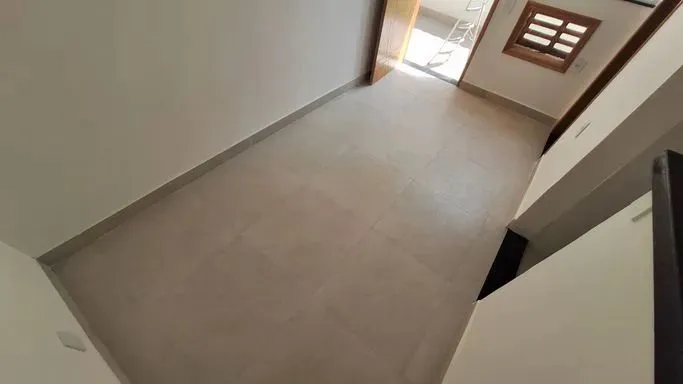 Studio para aluguel, Cômodo amplo, cozinha americana e banheiro. Ambiente familiar.