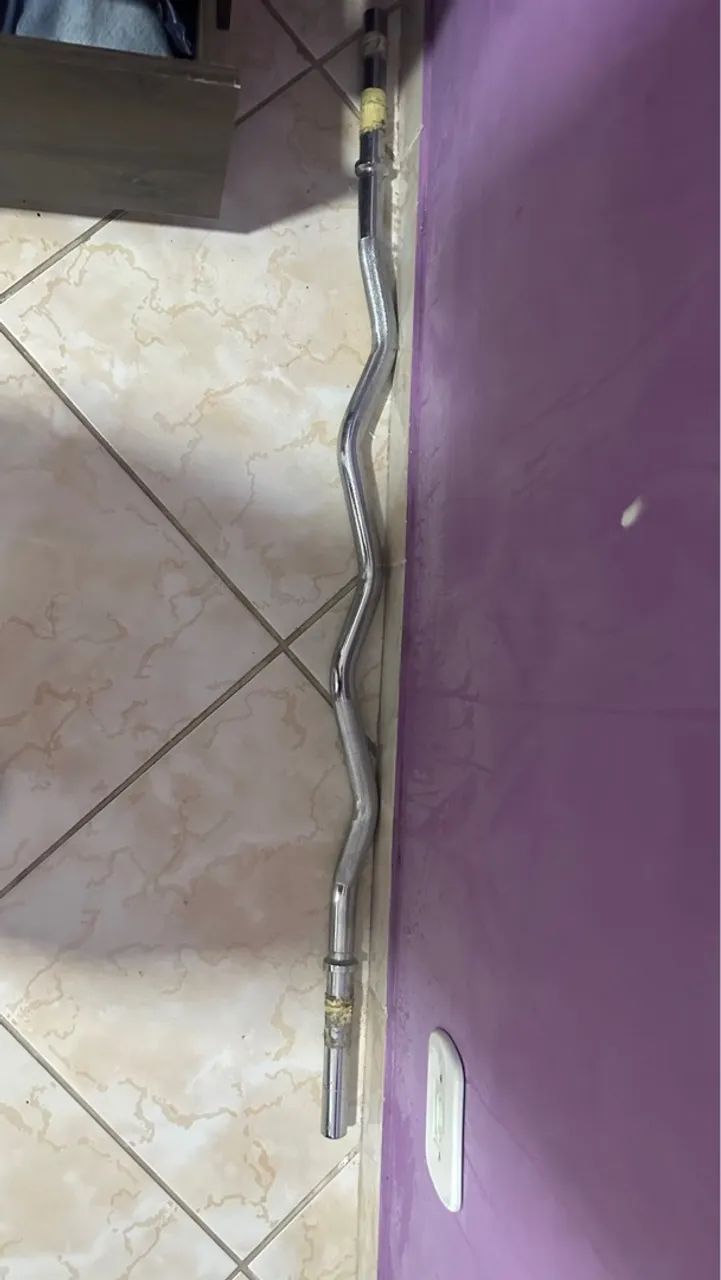 barra W olímpica, 2 anilhas de 5kg +2 halteres montáveis com 25kg - Foto 3