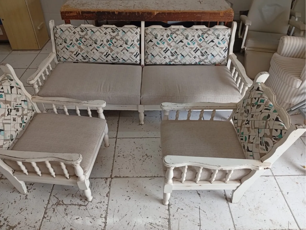 Conjunto Sofá e Poltronas Estilo Clássico