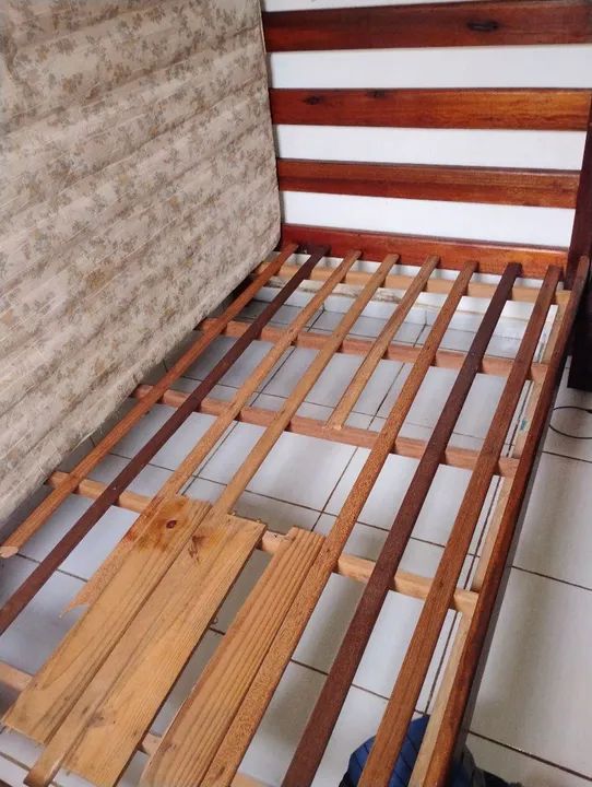Vendo 2 detalhe só aí onde coloca colchão, cama firme ,motivo comprei 1 solteiro 