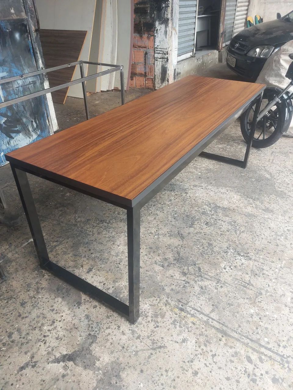 Mesa de Jantar em Madeira com Estrutura de Ferro