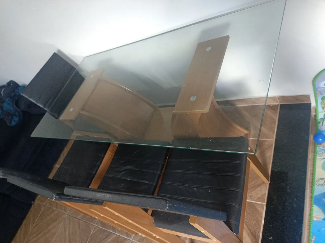 Mesa de jantar com tampo de vidro e cadeiras