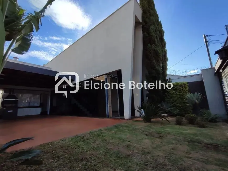 Casa sobrado para locação de aprox. 220 m², com 3 quartos, no bairro Alto Umuarama - Uberl