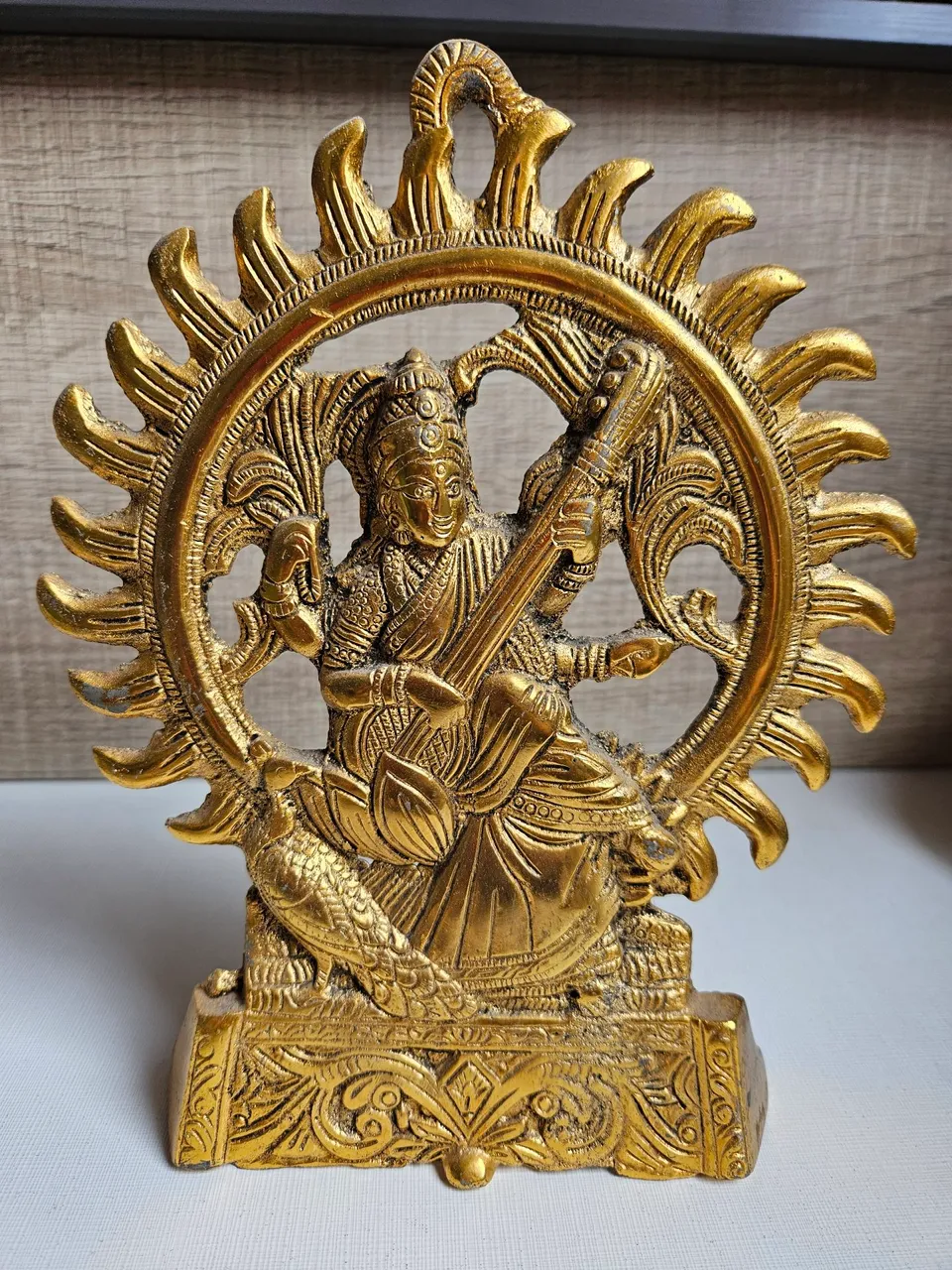 Escultura Deusa Indiana em Metal Dourado