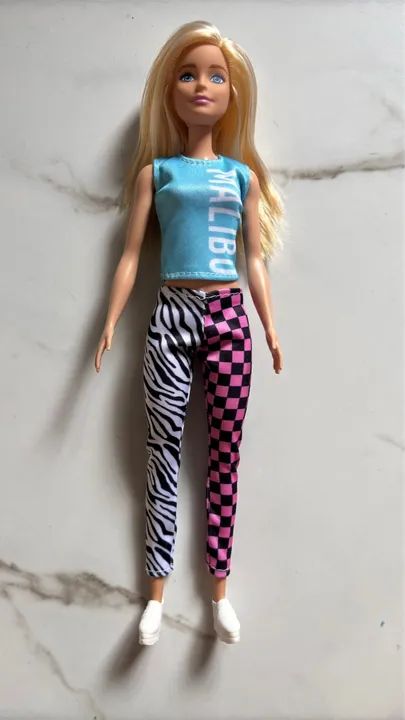 Boneca Barbie com roupa estilosa - Foto 2