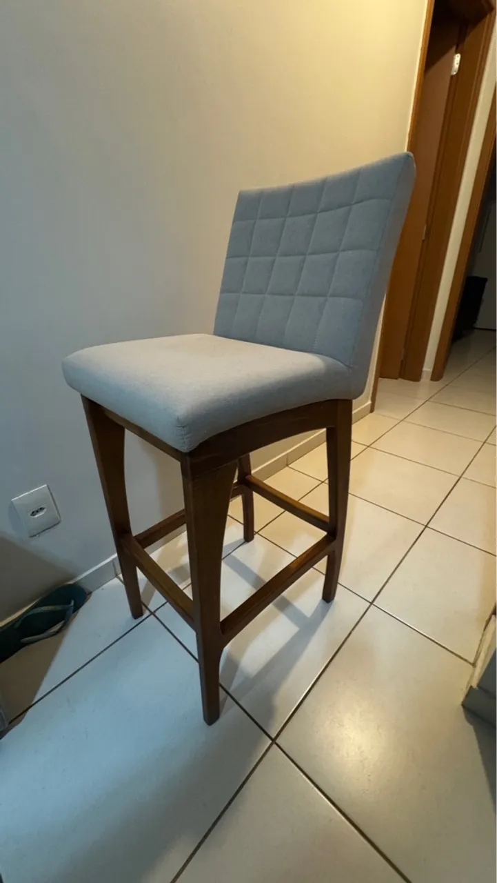 Banqueta estofada com pés em madeira maciça