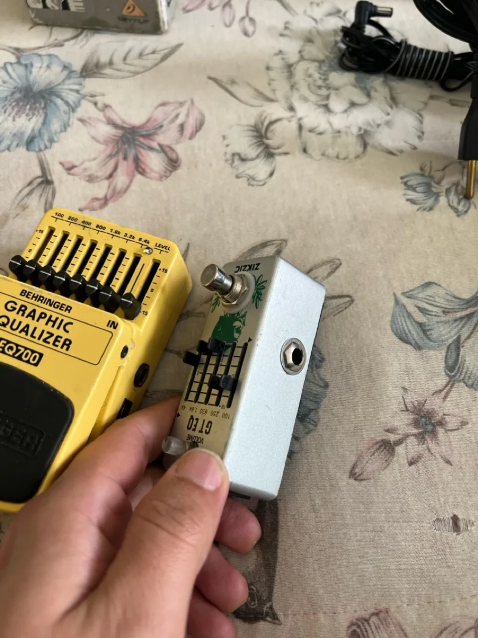 Pedais de efeito Behringer EQ e Rowin GT EQ