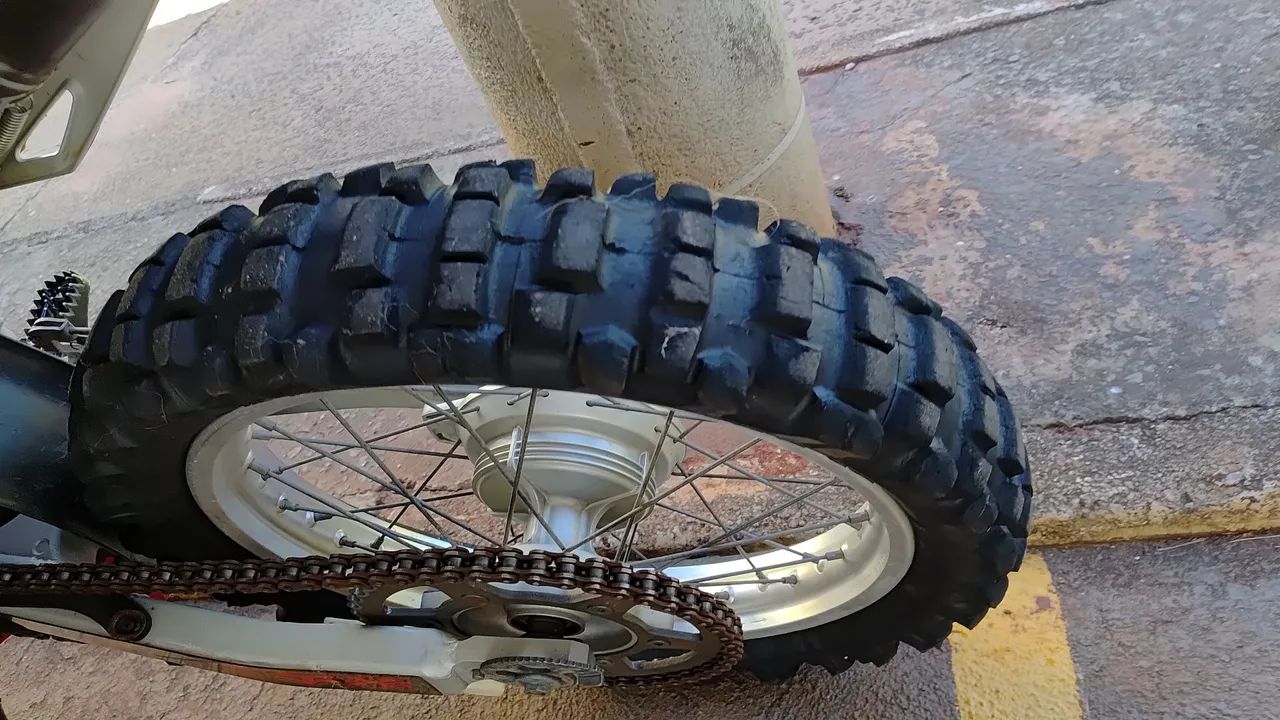 Moto muito boa de trilha e bem cuidada ,Escapamento ,ponteirae  protetores de mãos  - Foto 3