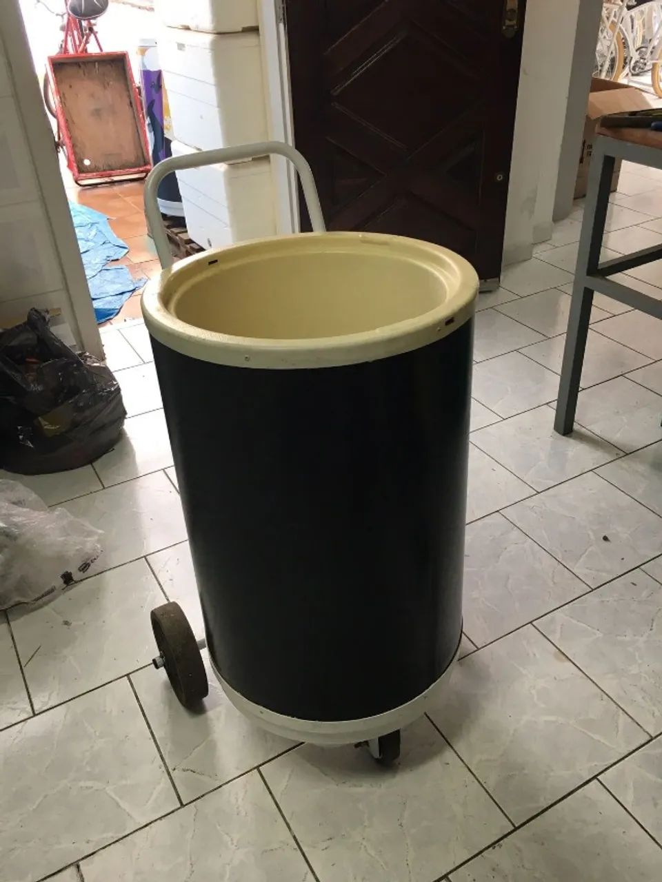 Carrinho cooler 75 latas rodas maciças - Foto 2