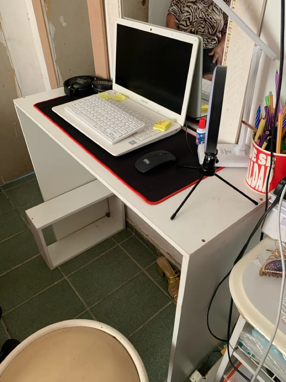 Mesa de escritório branca compacta