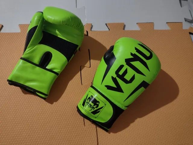 Luva Venum 12 onças verde com escrita preto - Foto 5