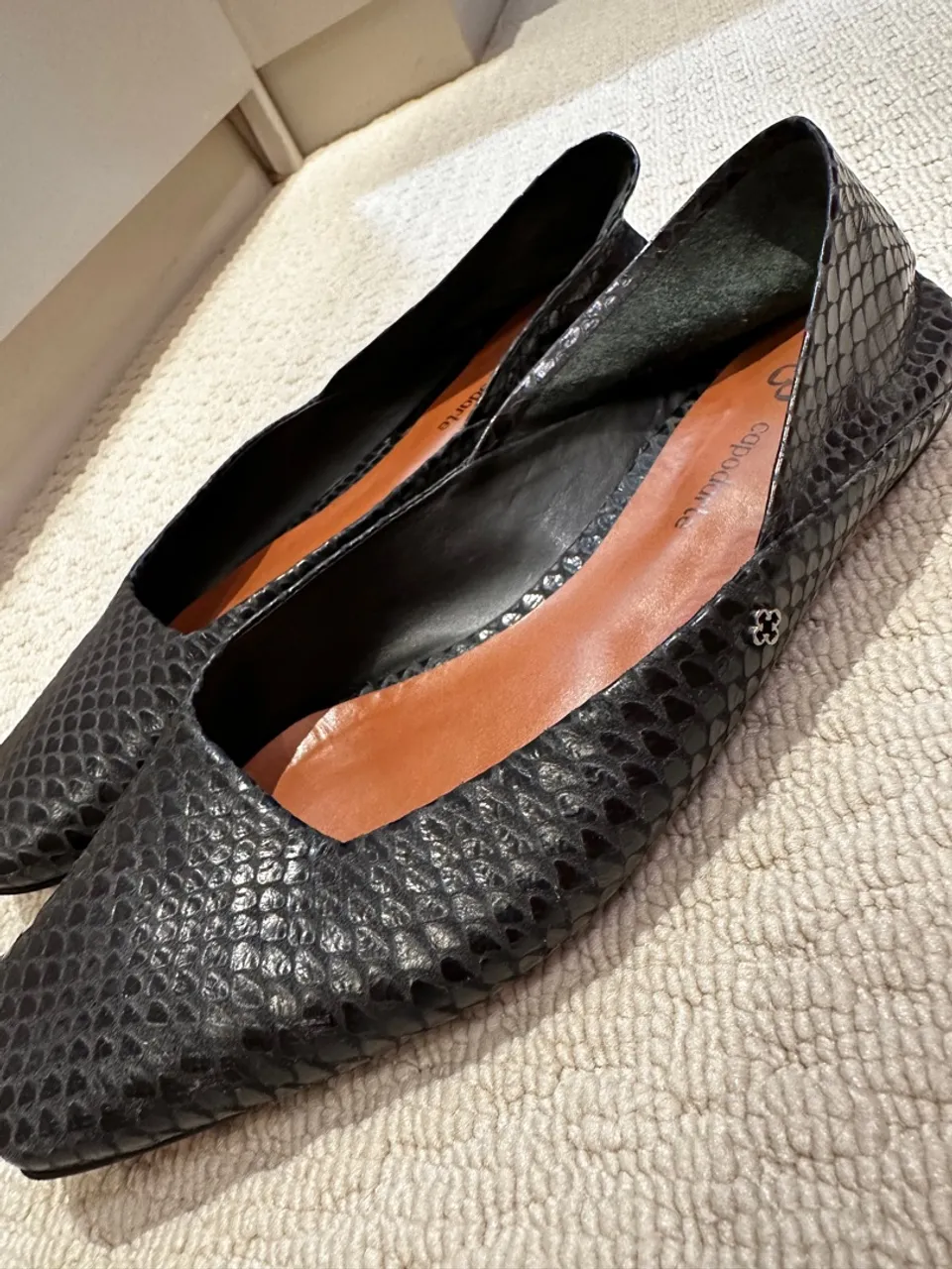 Sapatilhas Femininas de Couro Preto Dudalina