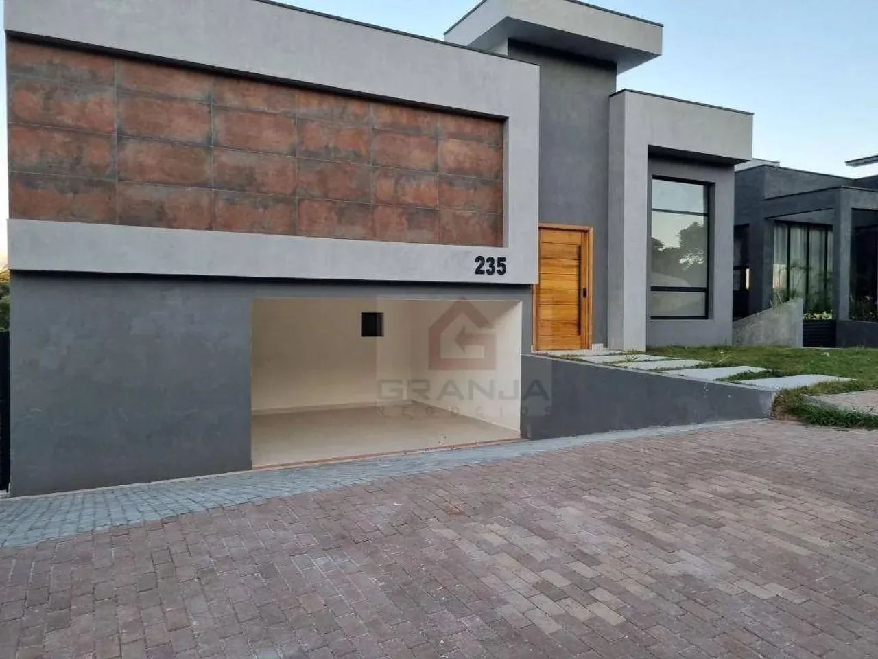 Casa Nova para Locação no Condomínio Alphaville Granja Viana.