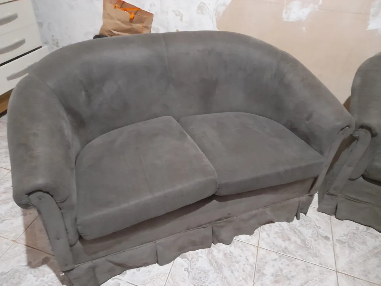 Sofá 2 lugares cinza confortável
