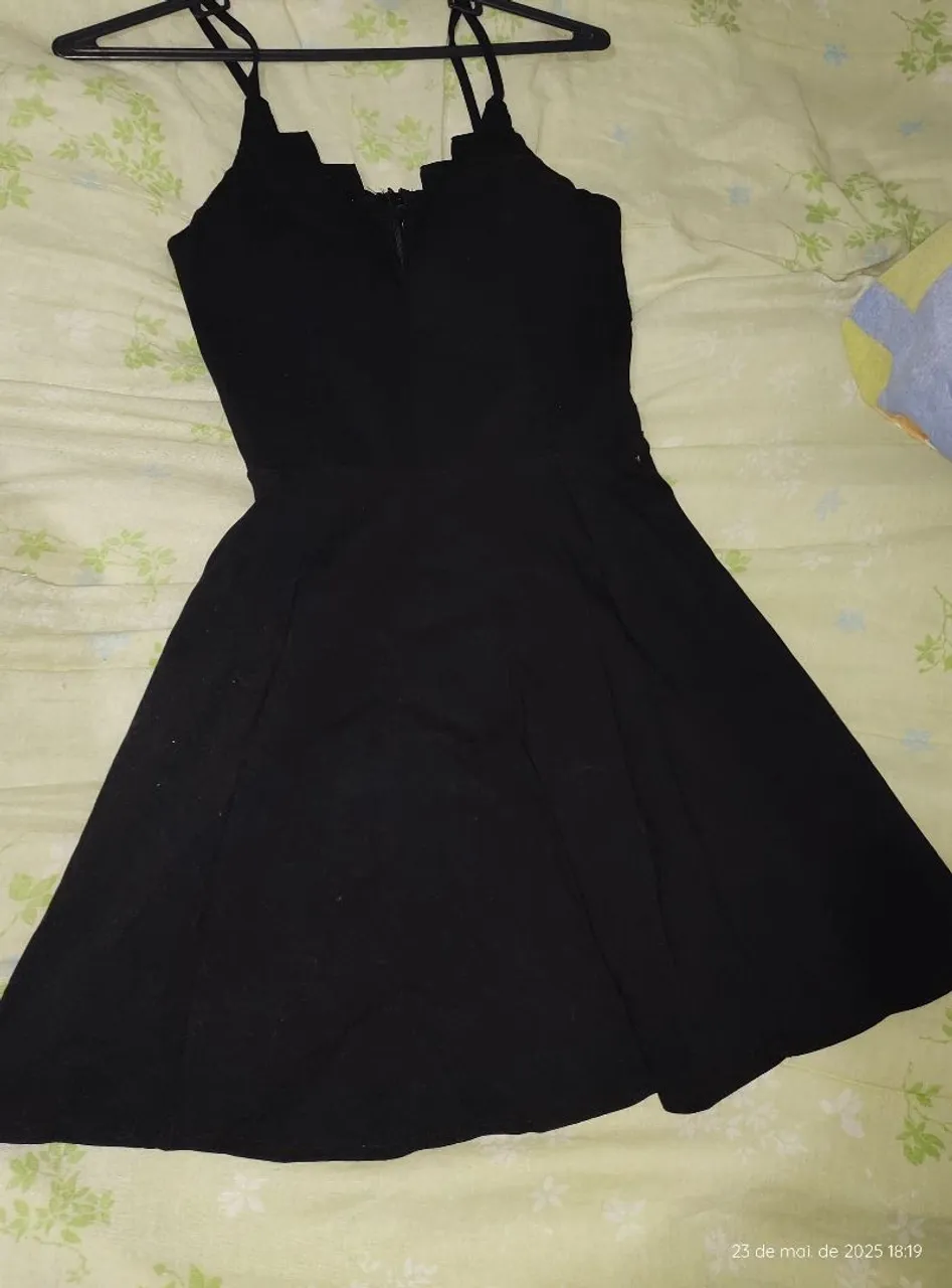 Vestido Preto com Detalhe no Decote
