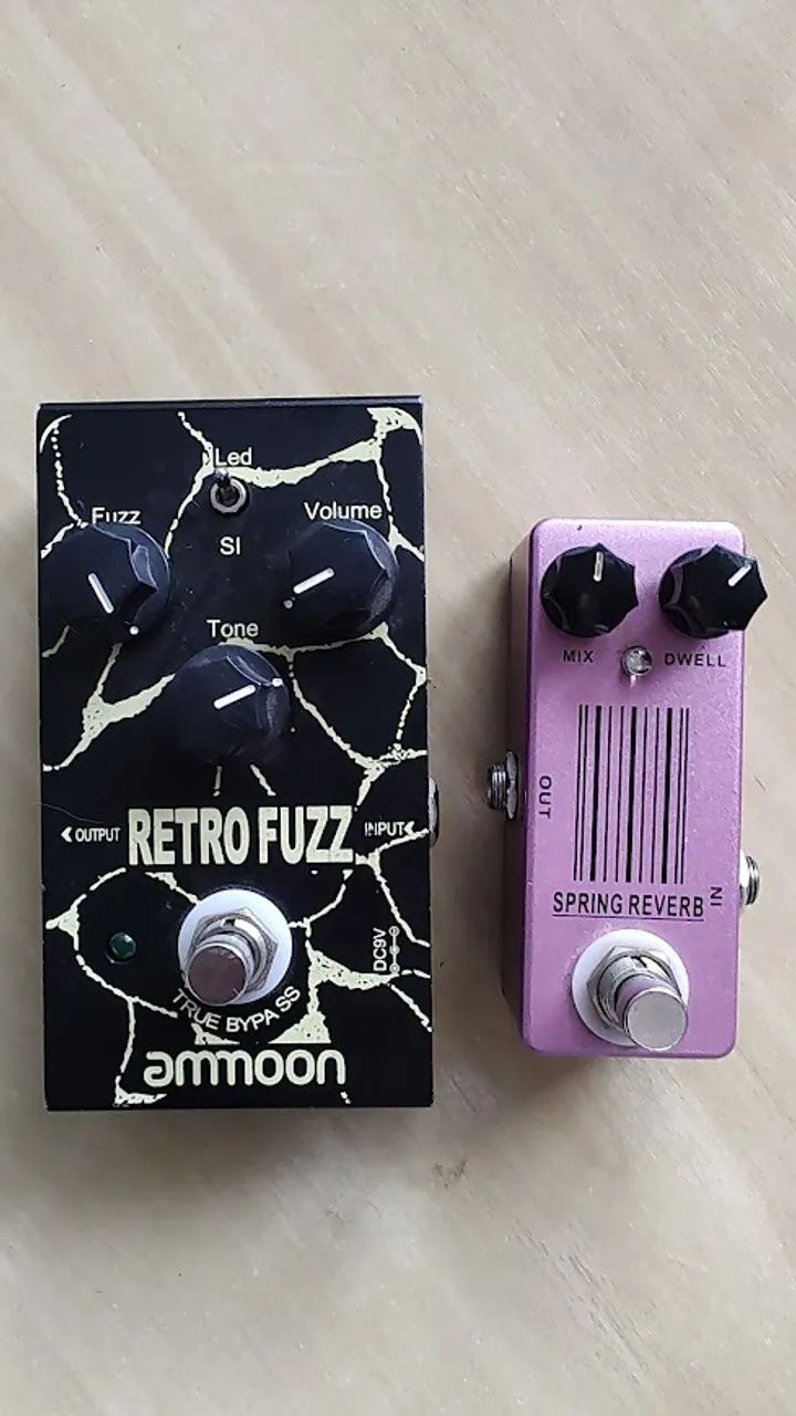 Pedais de guitarra Retro Fuzz e Spring Reverb