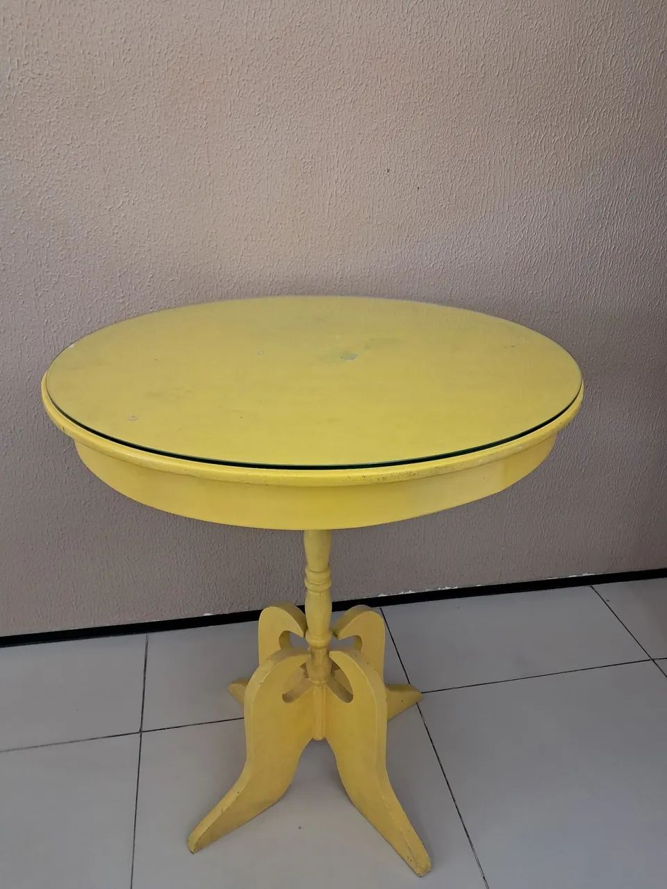 Mesa de canto amarela