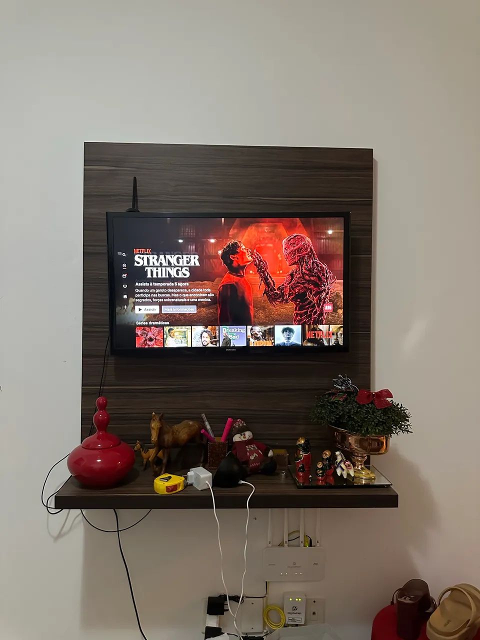 32" Samsung Smart TV with Wide Panel64595545104387124