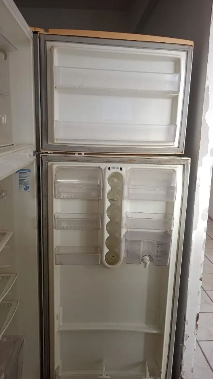 Vendo geladeira com defeito apenas o congelador funcionando  400 reais  - Foto 2