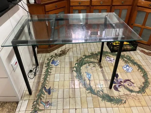 mesa com tampo de vidro blinde e pé de metalon  