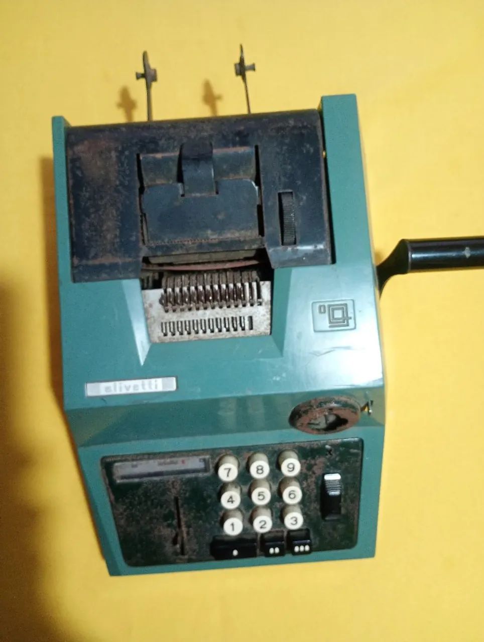 Vendo uma antiga calculadora Olivetti .