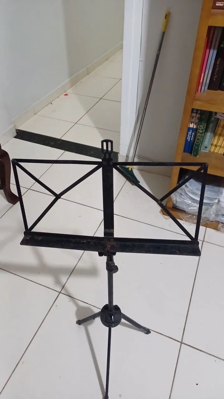 Vendo Suporte de Guitarra ou Baixo e Estante de Partitura musical .o - Foto 2