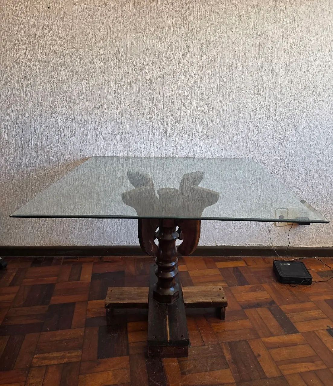 Mesa de vidro com base de madeira rustica