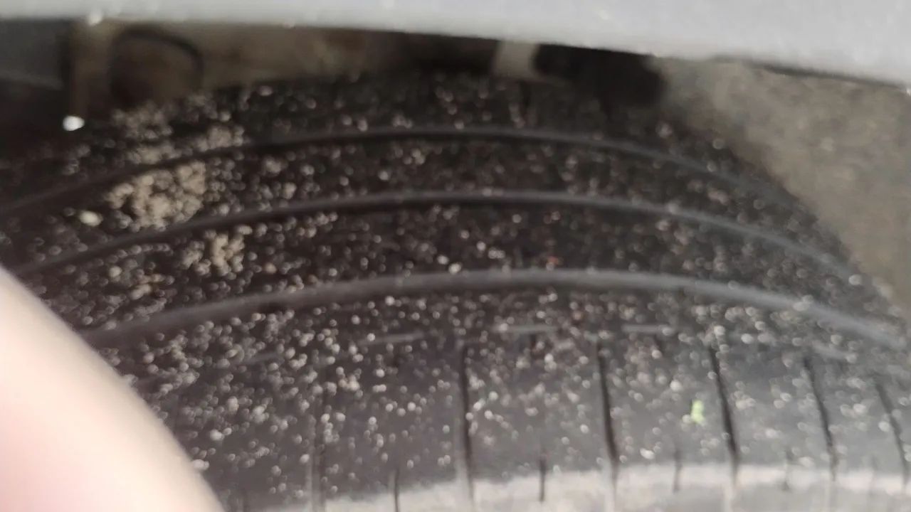 Jogo de rodas de ferro com pneu Bridgestone, aro 16(215/60R16) 95V.