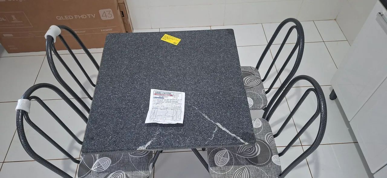 Mesa 4 cadeira nova nunca usada 