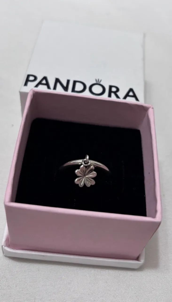 Anel original Pandora com pingente trevo