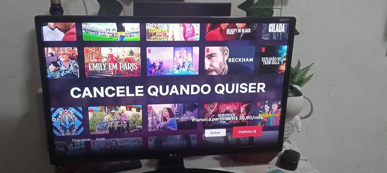 Vendo essa tv da marca LG de 33 polegadas SMART completa com pé e controle remoto  - Foto 2